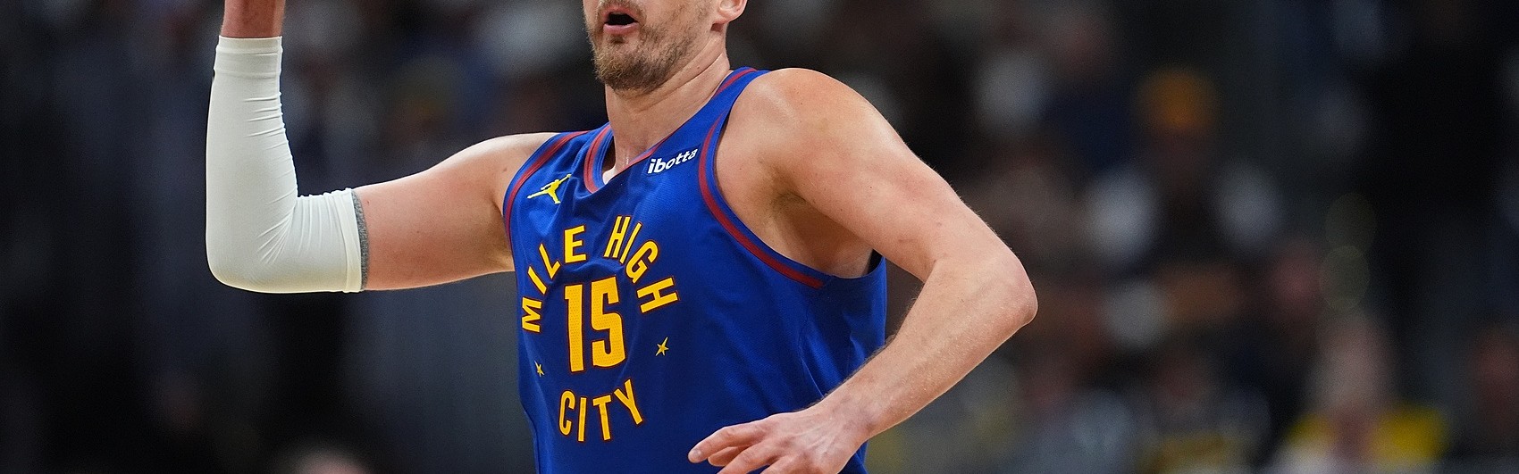 九游-范特西玩家狂喜💥约基奇8天5赛4连大三双 5战狂揽126分82板70助